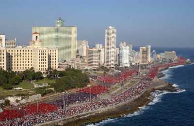 米国の封鎖に抗議するハバナ市民